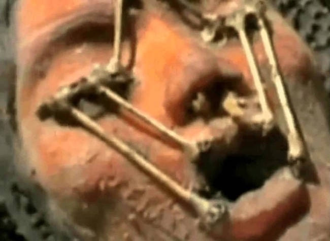 MONA LISA An Alien Space Ship on the Moon. Woman Found in a 1 5 Billion Year Old Spacecraft. (2)